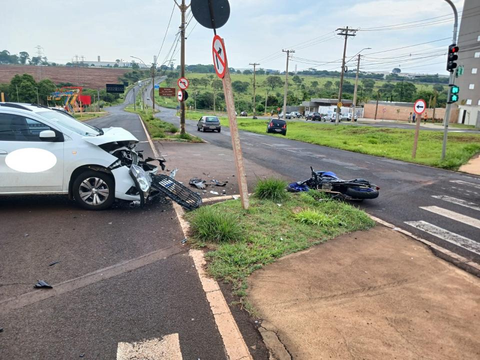 Foto 3 de 4 — Forte colisão: grave acidente deixa motociclista ferido em Araraquara